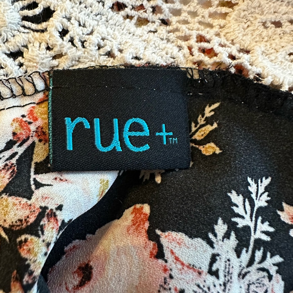 Plus Size Rue+ Floral Tunic/Shell - Picture 3 of 4